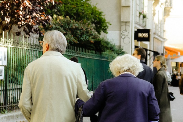 cuidador en viajes mayores