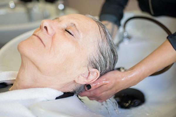 cuidador mayores en peluqueria domicilio madrid